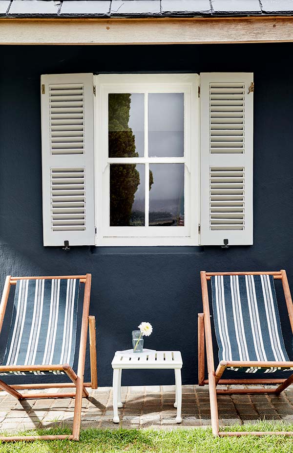 Sommerhaus gestrichen mit Little Greene Basalt, Inox und Loft White.