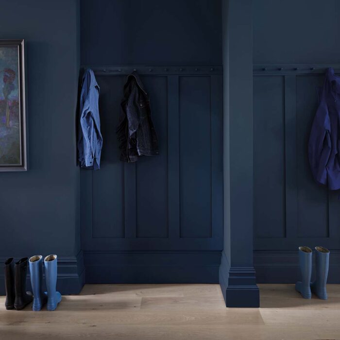 Flur gestrichen in Farrow & Ball Hague Blue 30