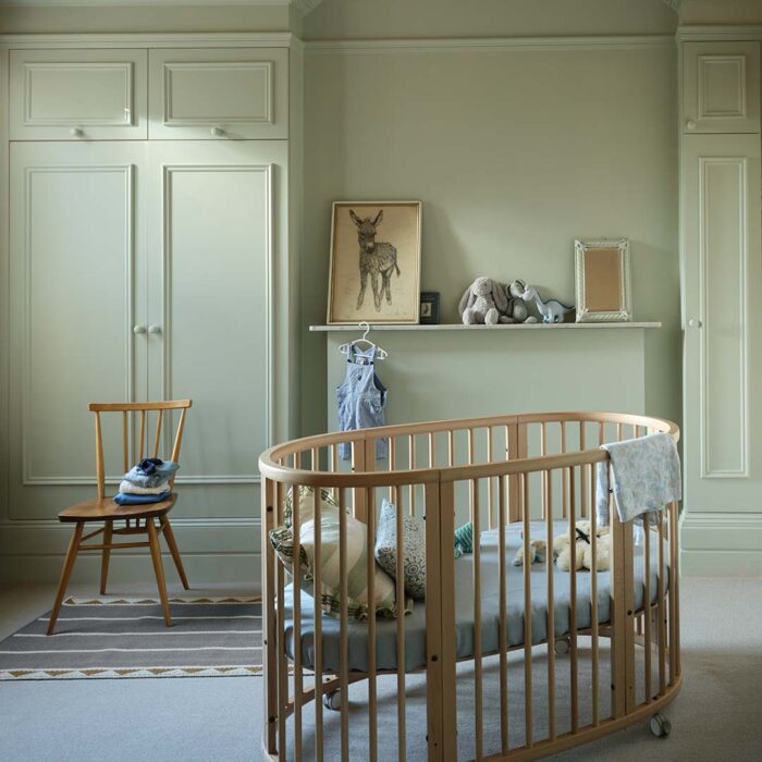 Kinderzimmer gestrichen in Farrow & Ball Eddy 301