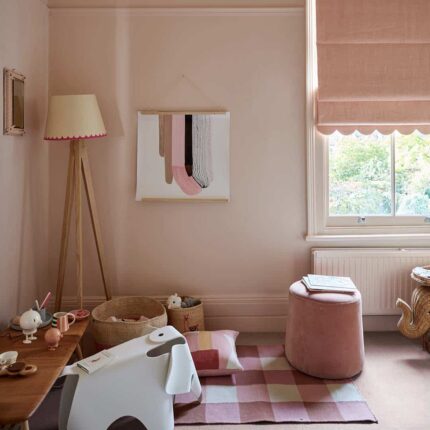 Kinderzimmer gestrichen in Farrow & Ball Setting Plaster 231