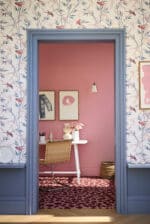 Farbenfrohes Homeoffice mit Wänden in Floss. Das lebendige Rosa wird mit Juniper Ash und einer floralen Tapete kombiniert und wirkt ausdrucksstark und zugleich wohnlich.