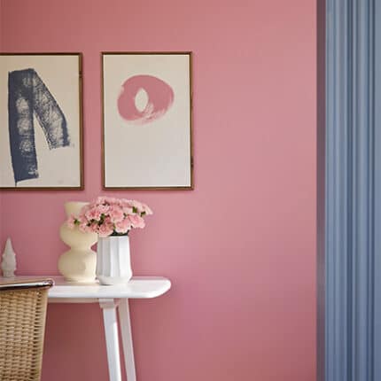 Farbenfrohes Homeoffice mit Wänden in Floss. Das lebendige Rosa wird mit Juniper Ash und einer floralen Tapete kombiniert und wirkt ausdrucksstark und zugleich wohnlich.