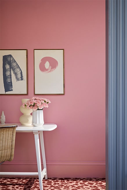 Little Greene Floss 349 Farbenfrohes Homeoffice mit Wänden in Floss. Das lebendige Rosa wird mit Juniper Ash und einer floralen Tapete kombiniert und wirkt ausdrucksstark und zugleich wohnlich.