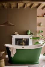 Ruhiges Badezimmer mit dem warmen Braunton Marle, kombiniert mit Mochi und einer grünen Badewanne in Hopper. Die natürlichen Farben sorgen für eine behagliche, elegante Atmosphäre.