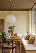 Ruhiges Badezimmer mit dem warmen Braunton Marle, kombiniert mit Mochi und einer grünen Badewanne in Hopper. Die natürlichen Farben sorgen für eine behagliche, elegante Atmosphäre.