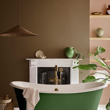Ruhiges Badezimmer mit dem warmen Braunton Marle, kombiniert mit Mochi und einer grünen Badewanne in Hopper. Die natürlichen Farben sorgen für eine behagliche, elegante Atmosphäre.