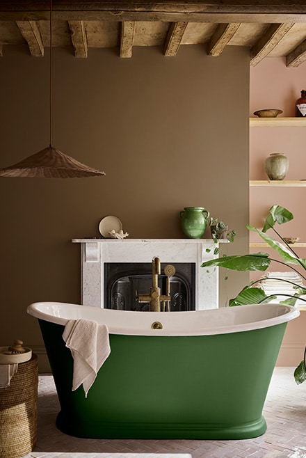 Little Greene Marle 355 Ruhiges Badezimmer mit dem warmen Braunton Marle, kombiniert mit Mochi und einer grünen Badewanne in Hopper. Die natürlichen Farben sorgen für eine behagliche, elegante Atmosphäre.