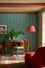Ruhiges Homeoffice mit Wandvertäfelung in Perpetual Blue. Das gedämpfte Blau wird durch Deckenbalken in Bronze Red und den warmen Farbton Oak Apple ergänzt.