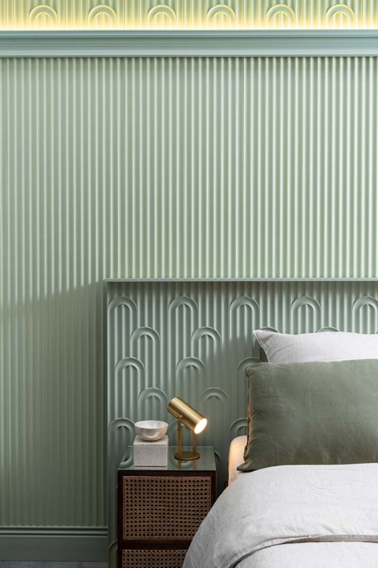 Feine Reliefstruktur in sanften Grüntönen – Wandgestaltung mit Tiefe und Licht.