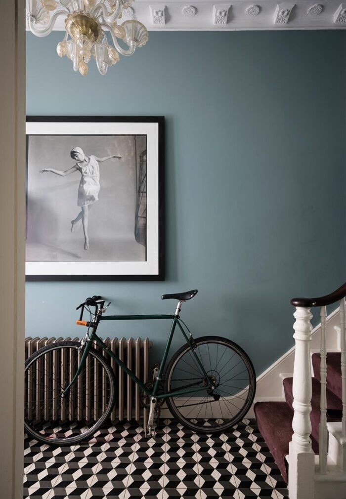 Flur gestrichen mit: Oval Room Blue 85 Modern Emulsion mit Strong White 2001 Modern Eggshell